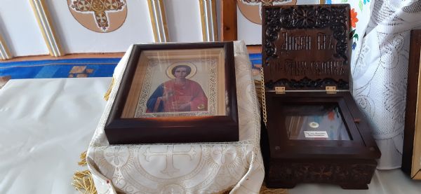 У иконы с мощами великомученика и Целителя Пантелеимона