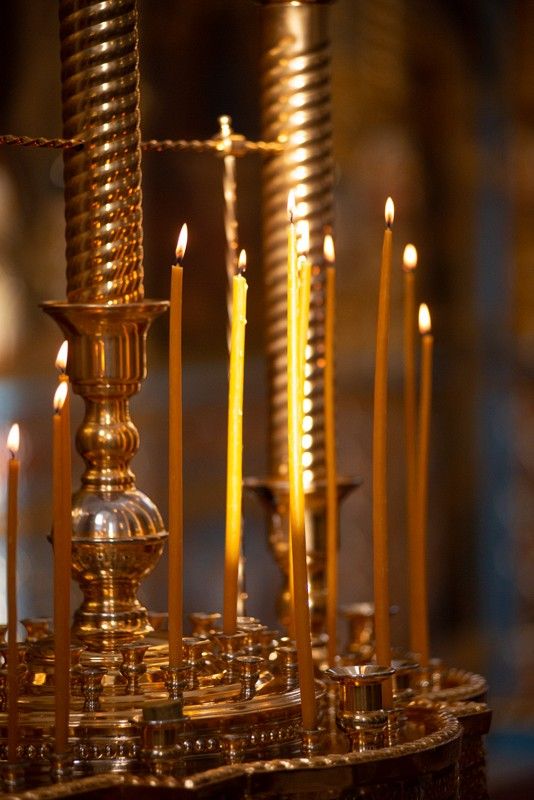 Свеча для молитвы в храме о здравии или упокоении