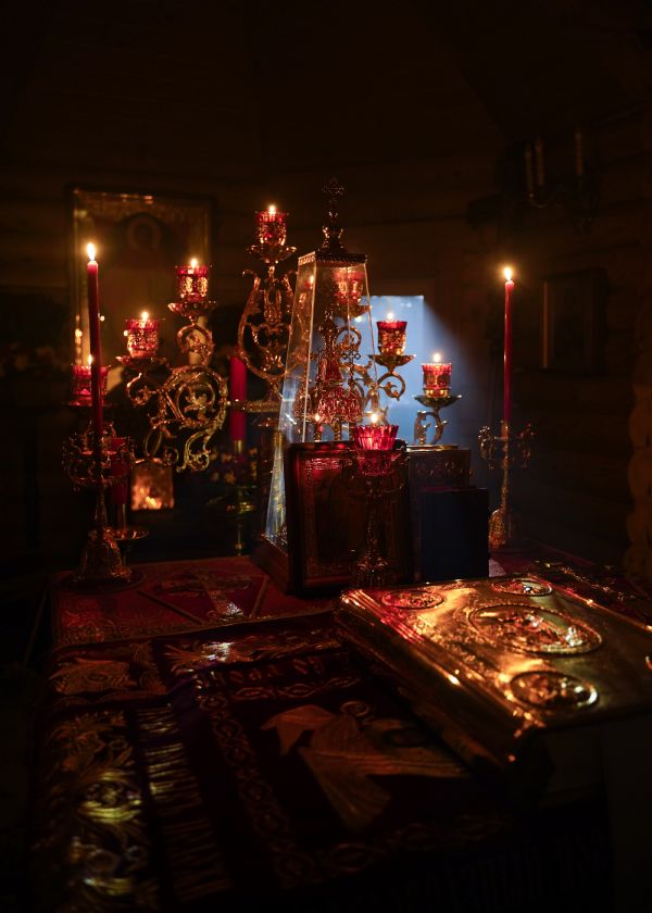 Свеча в Алтарь (ставится на Престол или выносится священниками в руках)
