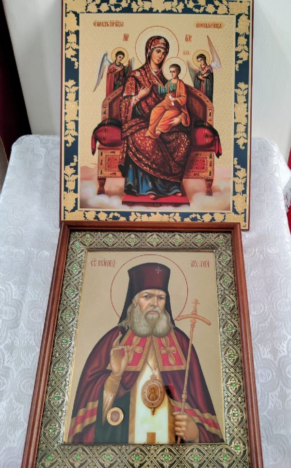 Икона Божией Матери `Всецарица` и Святитель Лука (Войно-Ясенецкий), архиепископ Симферопольский, Крымский. На молебен о болящих.
