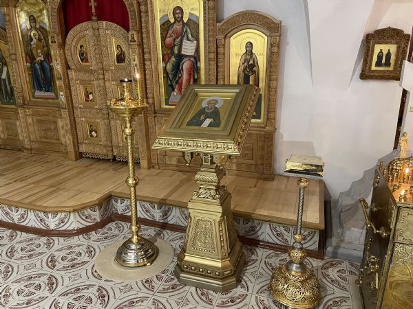К иконе и ковчегу с частицей мощей преподобного Александра Свирского