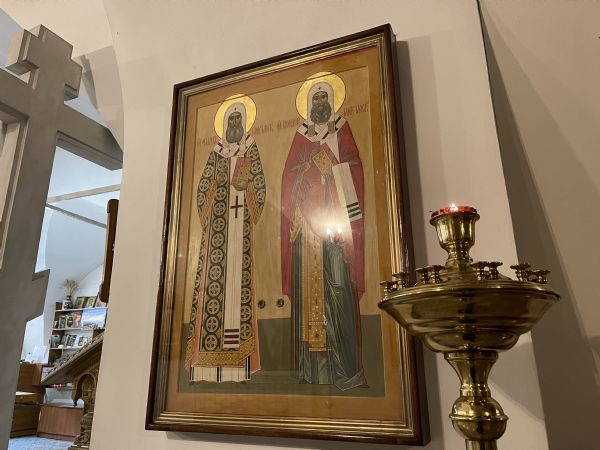 К иконе святителей Московских Филарета и Иннокентия с частицами их мощей